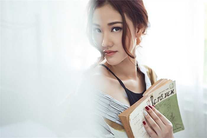Những khoảnh khắc xinh đẹp, nóng bỏng này trở nên ấn tượng hơn bởi các tạo dáng đầy chuyên nghiệp, lôi cuốn của ca sỹ 'Đừng buông tay em mà'. 
