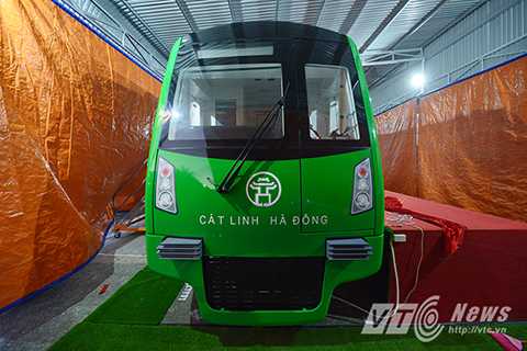 Vì là là tuyến đường sắt đô thị đầu tiên tại Hà Nội, do vậy biểu tượng Khuê Văn Các đã được lựa chọn sơn ở giữa đầu tàu, thể hiện nét đặc trưng văn hóa của Thủ đô, phía dưới là dòng chữ Cát Linh – Hà Đông thể hiện điểm đầu – điểm cuối của tuyến. Vì là là tuyến đường sắt đô thị đầu tiên tại Hà Nội, do vậy biểu tượng Khuê Văn Các đã được lựa chọn sơn ở giữa đầu tàu, thể hiện nét đặc trưng văn hóa của Thủ đô, phía dưới là dòng chữ Cát Linh – Hà Đông thể hiện điểm đầu – điểm cuối của tuyến.