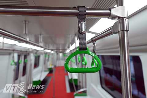 Kết cấu tay vịn và cột được bố trí hai hàng cột cong về phía giữa toa tàu, người đi tàu thuận tiện hơn khi ngồi nắm tay vào cột; hàng cột giữa dọc theo lối đi giữa toa và cột ngang tại hai phía của ghế cho phép hành khách đứng bám ổn định khi đông khách trên toa.