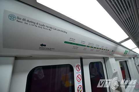 Bảng điện tử hiển thị đích đến của từng ga tàu.