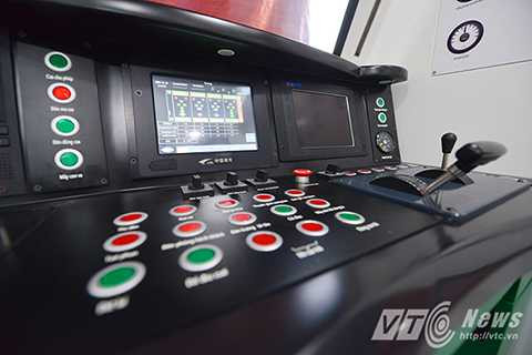 Theo ông Lê Kim Thành, Tổng giám đốc Ban quản lý dự án đường sắt, đây là đầu tàu mẫu nên mọi thứ chưa hoàn thiện, một vài chi tiết buồng lái chưa đầy đủ, phía đầu chưa lắp đèn và trục kéo.