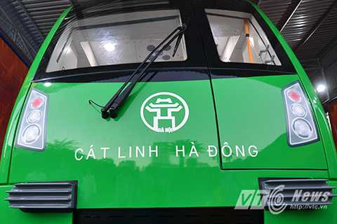 Cụm đèn pha ở đầu tàu được lựa chọn loại đèn kép 3 (đèn chiếu gần, đèn chiếu xa, đèn đỏ khi ở đuôi tàu) bố trí đứng dọc theo viền cạnh đầu tàu.