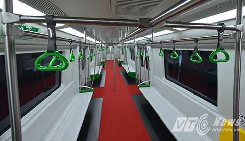 Phía bên trong khoang tàu được sơn màu sắc chủ đạo nội thất là màu ghi sáng, các tấm ốp đầu ghế, các tay vịn cho khách đứng trên toa sử dụng màu xanh lá cây; tổng thể nội thất chung trong toa (tàu ghế, trần, vách đứng, cửa) lựa chọn màu ghi sáng.