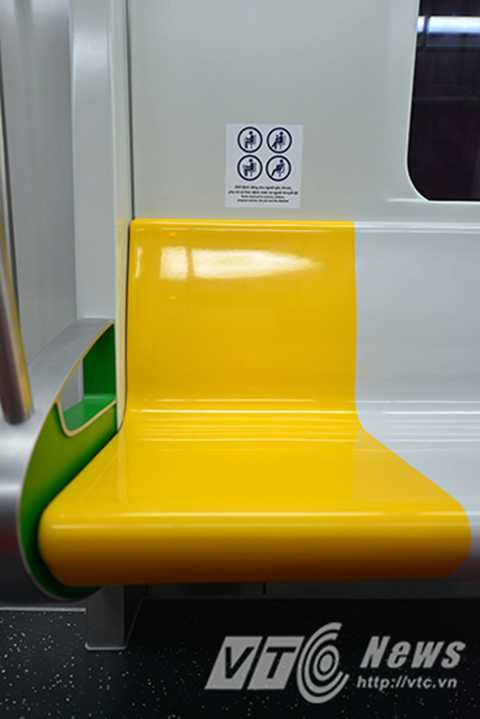 Tại hai đầu của mỗi toa có bố trí hai dãy ghế dành riêng cho phụ nữ mang thai, người tàn tật; Tại hai đầu của toa xe có động lực sẽ bố trí khu vực dành cho xe lăn.