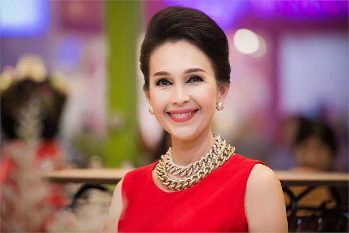 Xuất hiện trong một sự kiện tại Hà Nội, Nữ hoàng ảnh lịch một thời - Diễm My khoe nhan sắc trẻ trung.