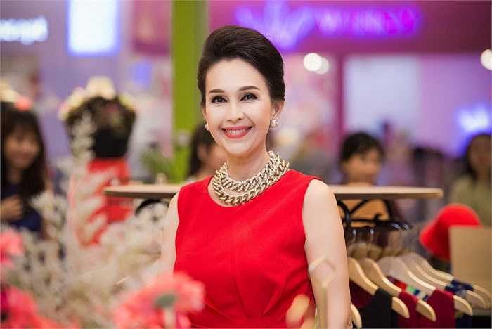 Thanh lịch trong thiết kế màu đỏ, Diễm My khoe vẻ đẹp thách thức thời gian.