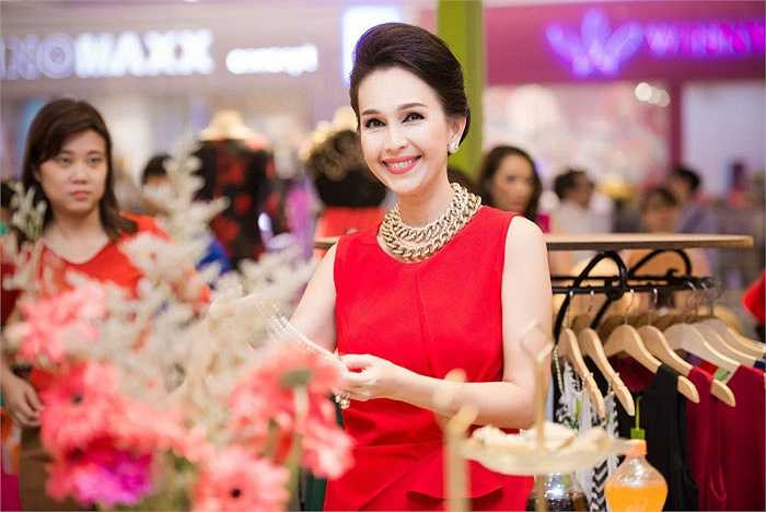 Người đẹp lôi cuốn ánh nhìn bởi thần thái rạng rỡ, quý phái.