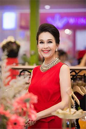 Và vẻ đẹp gợi cảm bất chấp tuổi tác.