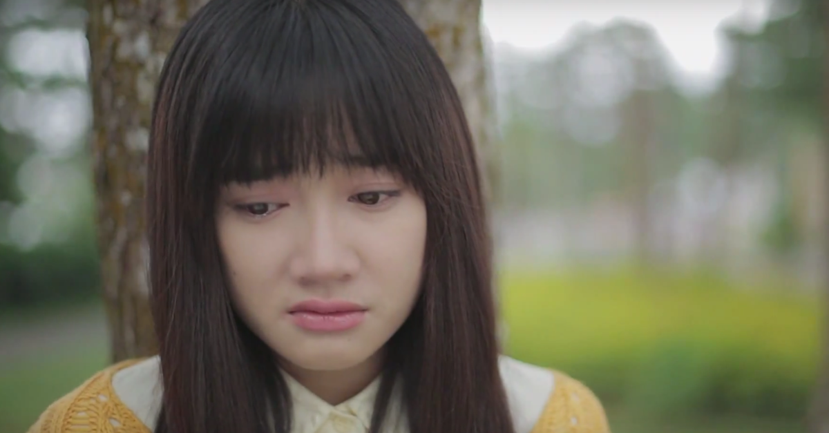 Trong teaser của ca khúc, Nhã Phương đã khóc nức nở khi thấy người yêu ôm Đinh Hương. 