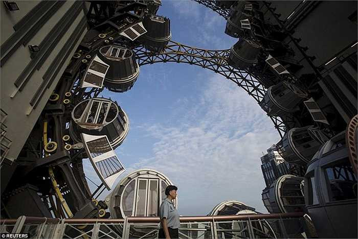 Bánh xe Ferris, cao khoảng 130 mét, nằm giữa các tòa tháp.