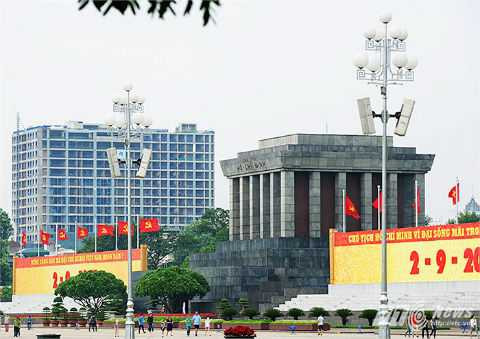 Tòa nhà 8B Lê Trực nhìn từ Lăng Bác. 