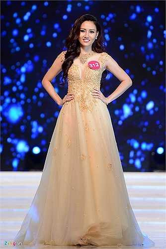 Ngô Trà My (Á hậu Hoàn vũ Việt Nam 2015): Trong số ba á hậu, Trà My có gia thế 'khủng' nhất. Cô xuất thân từ gia đình gia giáo, bố là quan chức ở Bộ Ngoại giao. Hiện, bố Trà My công tác tại Đại sứ quán Việt Nam ở một nước châu Âu.