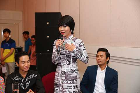 Dẫn chương trình của vòng Chung kết Solo cùng Bolero là nhà báo Trác Thúy Miêu và ca sĩ kiêm diễn viên Quý Bình. 