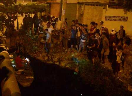 Tên trộm bị bắt sau hơn 1 giờ trốn dưới kênh đen ngòm