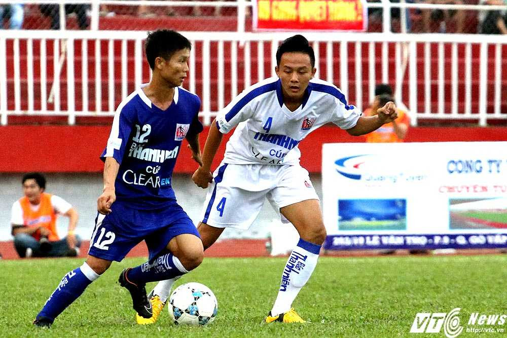 U21 Bình Định (áo xanh) gặp muôn vàn khó khăn trước U21 An Giang thi đấu đầy kỉ luật, quyết tâm (Ảnh: Hoàng Tùng)