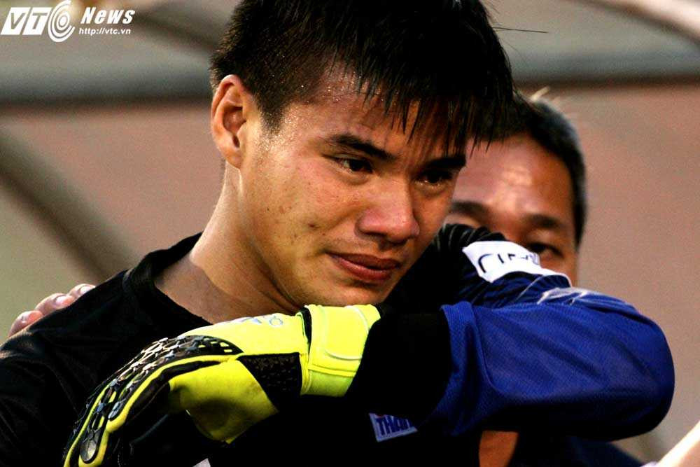 Thủ môn Trần Đình Minh Hoàng khóc sau trận bán kết (Ảnh: Hoàng Tùng)