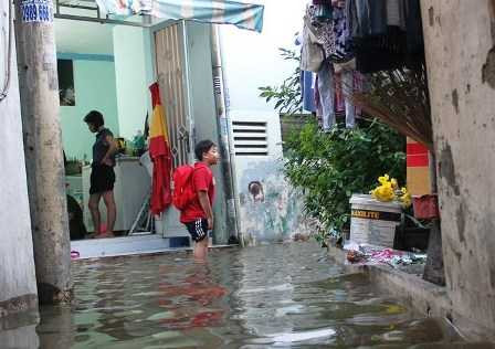 Triều cường đạt đỉnh, người Sài Gòn khốn đốn vì nước dâng quá nhanh