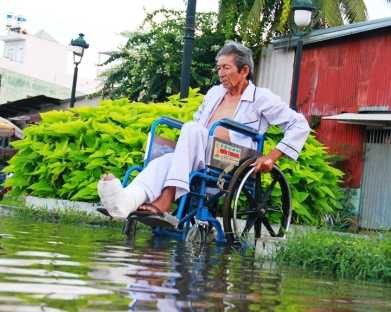 Triều cường đạt đỉnh, người Sài Gòn khốn đốn vì nước dâng quá nhanh