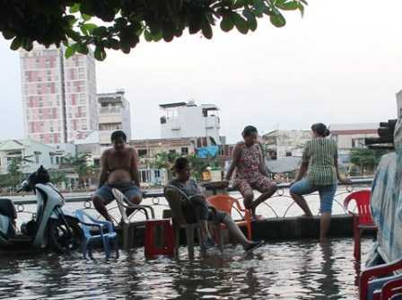 Triều cường đạt đỉnh, người Sài Gòn khốn đốn vì nước dâng quá nhanh