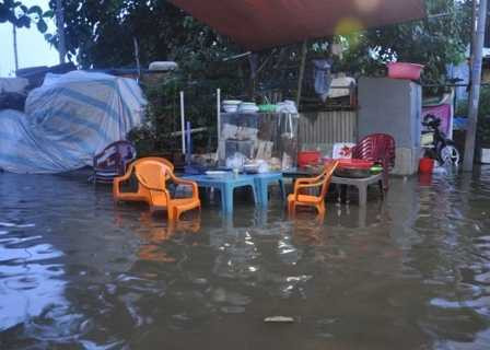 Triều cường đạt đỉnh, người Sài Gòn khốn đốn vì nước dâng quá nhanh