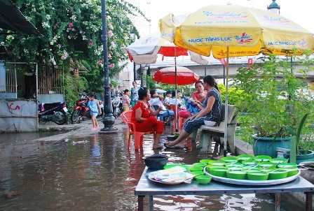Triều cường đạt đỉnh, người Sài Gòn khốn đốn vì nước dâng quá nhanh
