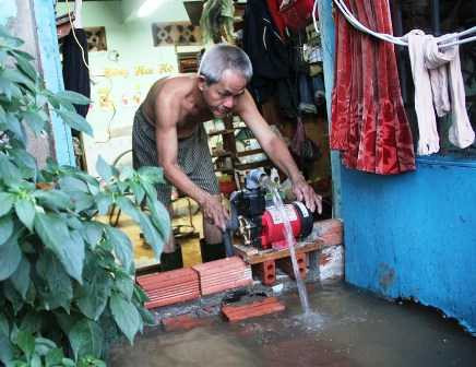 Triều cường đạt đỉnh, người Sài Gòn khốn đốn vì nước dâng quá nhanh