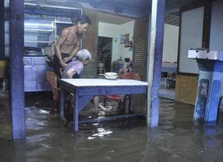 Triều cường đạt đỉnh, người Sài Gòn khốn đốn vì nước dâng quá nhanh