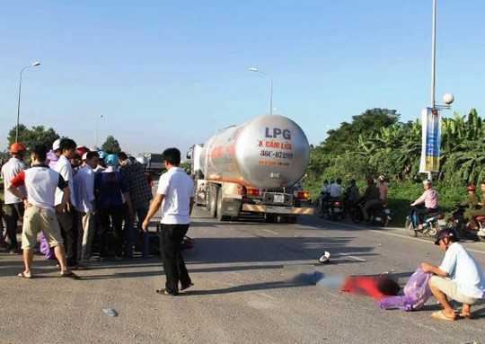 Va chạm với chiếc xe bồn đi cùng chiều, người phụ nữ 30 tuổi bị cuốn vào gầm và kéo lê hơn 10m mới dừng lại khiến chị này tử vong.