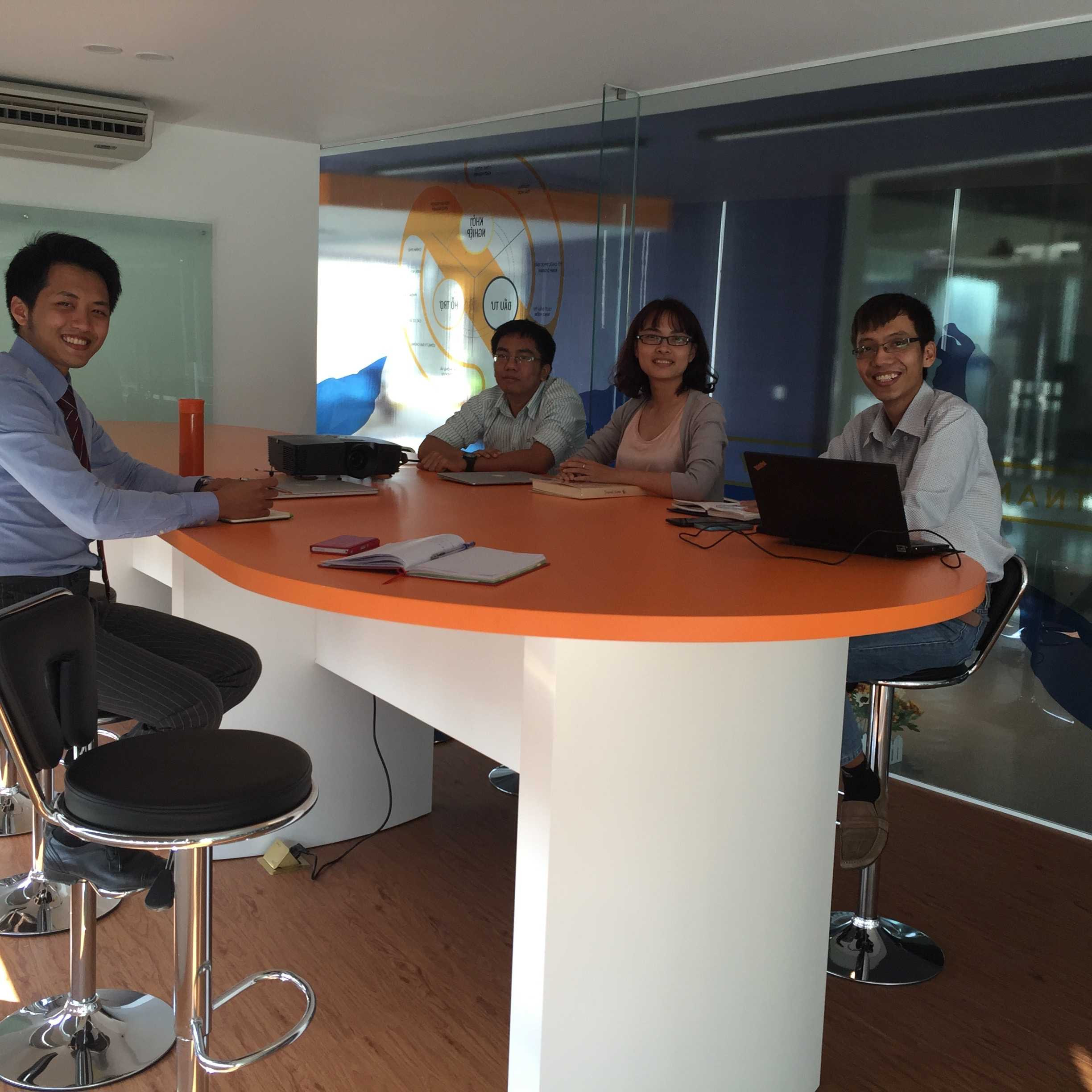 ách thể hiện, bài trí tại phòng họp: hệ thống ghế cao, bàn cao, tạo tư thế thoải mái, năng động trong khi trao đổi công việc, giúp ta có cảm giác tràn đầy năng lượng. 