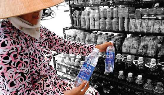 Aquafina vẫn được người tiêu dùng Việt Nam ưa chuộng dù giá thành cũng tương đối cao - Ảnh: