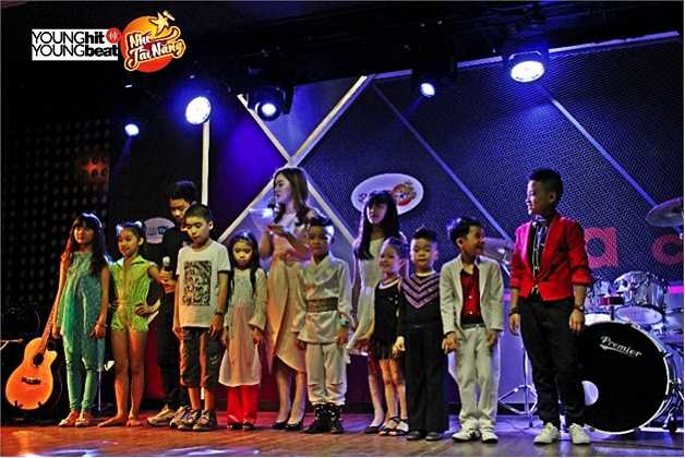 Tối ngày 27/10 vừa qua, 10 bạn nhỏ xuất sắc nhất của Young Hit Young Beat - Nhí Tài Năng lần đầu tiên có cơ hội trình diễn trong đêm nghệ thuật riêng tại một phòng trà ở Hà Nội. Đêm nhạc phòng trà là một trong những hoạt động chính mà các bạn nhỏ sẽ được trải nghiệm khi tham gia Vòng nhà chung của chương trình. 