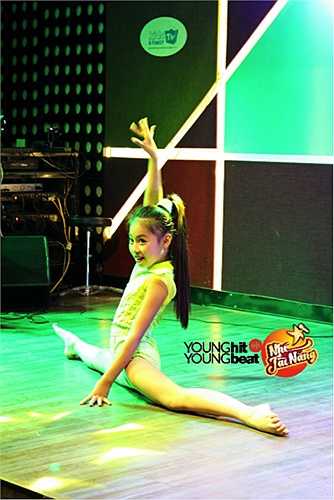 Trái ngược với những lo lắng từ phía ban tổ chức về việc các bạn nhỏ còn quá bỡ ngỡ với hình thức biểu diễn phòng trà, 10 tài năng nhí đã khiến khán giả bất ngờ khi xuất sắc và tự tin chinh phục người nghe bằng những tiết mục ‘đã mắt, đã tai’. 