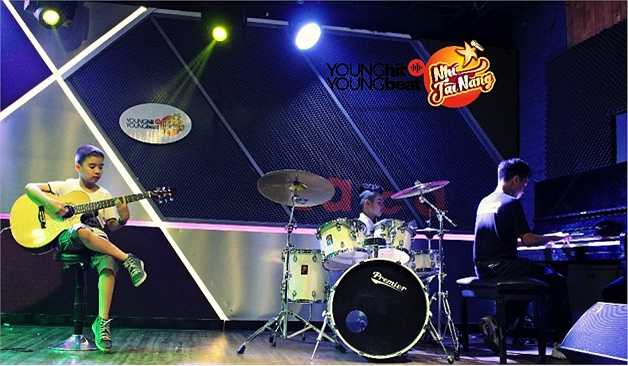 Đêm nhạc kết thúc cũng là lúc cả 10 tài năng nhí, ban tổ chức và khán giả phòng trà cùng hòa nhịp vào tiếng nhạc sôi động, biến bầu không khí trở nên gần gũi và náo nhiệt hơn bao giờ hết.