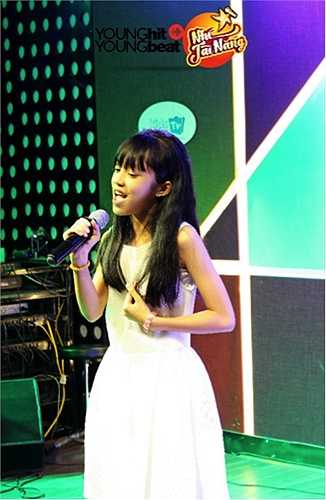 Thanh Hà, một khán giả theo dõi đêm nhạc chia sẻ: ‘Mình chỉ tình cờ biết tối nay phòng trà có các bé Nhí Tài Năng biểu diễn, nhưng không thể ngờ các con lại siêu cao thủ đến vậy. Các bé hát không kém gì ca sĩ chuyên nghiệp, làm tụi mình sởn gai ốc luôn’.