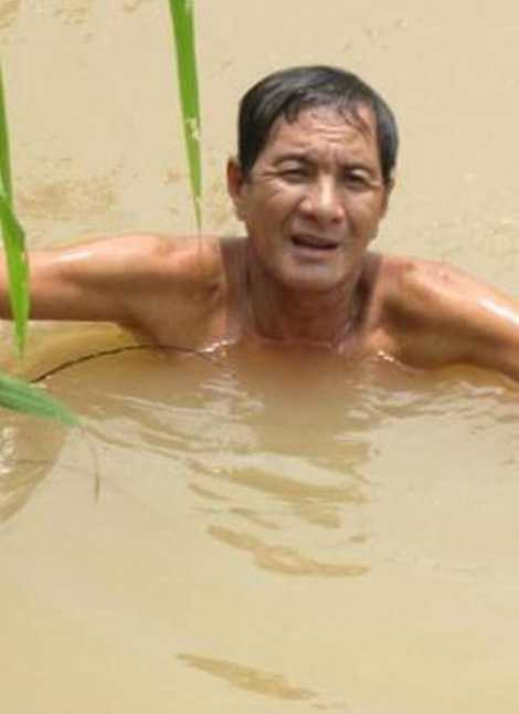 Ông Đặng Văn Khỏe mò tìm hài cốt vợ.