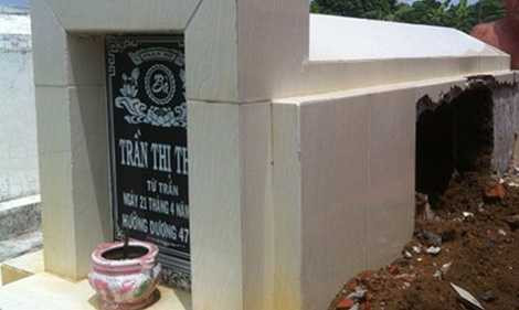Ngôi mộ của bà Thơm đã bị ông Khỏe đục một góc để lấy hài cốt.