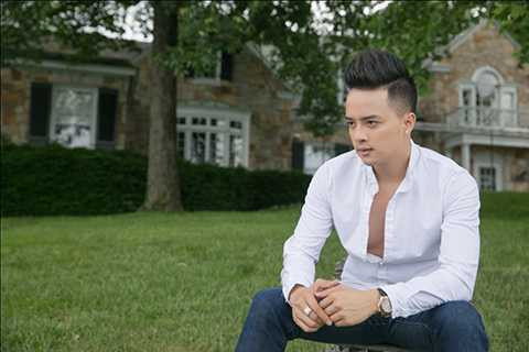 Thành công nối tiếp thành công, thế nhưng bẵng đi một thời gian khán giả hầu như ít thấy anh xuất hiện trên các sân khấu trong nước bởi phần lớn thời gian nam ca sĩ dành để lưu diễn dài hạn tại các nước Châu Âu và châu Mỹ như New York, Vancouver, Moskva…