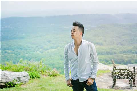 Đặc biệt, album có đính kèm 5 MV, trong đó MV ca khúc chủ đề “Anh Vẫn Yêu Em Như Ngày Đầu Tiên” (sáng tác của Bảo Thạch) được quay tại Mỹ với khung cảnh lãng mạn và những góc quay tuyệt đẹp.