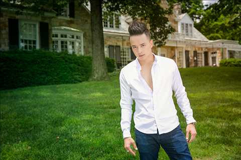 Trong bộ ảnh mới nhất được chụp tại Mỹ khi thực hiện MV cho album, Cao Thái Sơn trông rất điển trai và thư sinh với quần jeans - áo sơ mi đơn giản, thanh lịch.