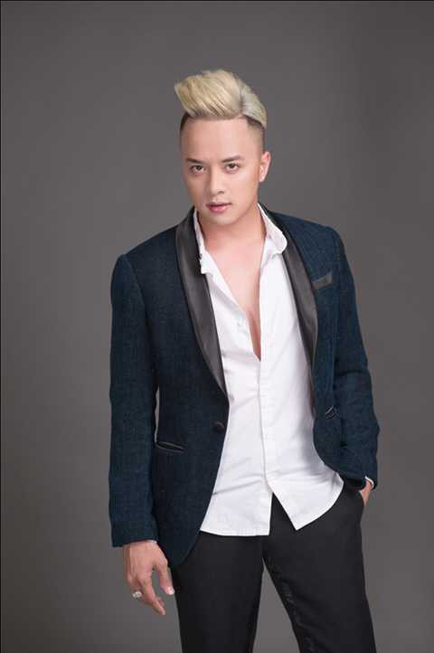 Trái ngược với bộ ảnh được chụp tự nhiên trong khung cảnh thiên nhiên ở Mỹ, anh vẫn cho khán giả thêm một góc nhìn khác với một Cao Thái Sơn có phần phóng khoáng, táo bạo với vest màu rêu và mái tóc nhuộm hợp thời trong bộ ảnh được anh thực hiện thêm tại studio.