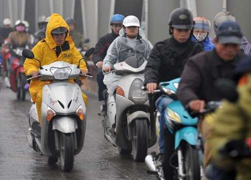 Không khí lạnh khiến nền nhiệt giảm sâu, mưa rào rải rác ở nhiều nơi. 