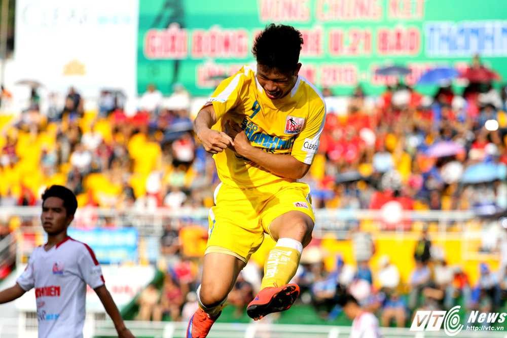 'Gà son' Phạm Văn Thành liên tục ghi bàn cho U21 Hà Nội T&T (Ảnh: Hoàng Tùng)