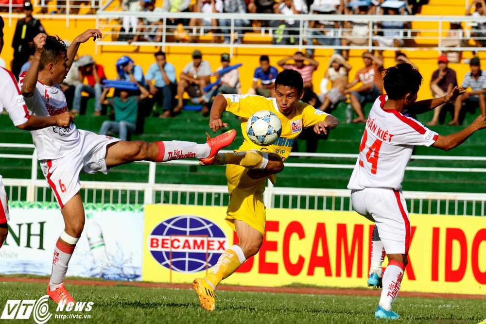 U21 Hà Nội T&T thi đấu lấn lướt trước U21 TP.HCM (Ảnh: Hoàng Tùng)