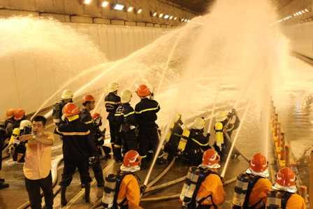 Hàng trăm người diễn tập chữa cháy, cứu nạn trong hầm sông Sài Gòn