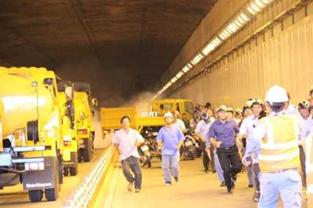 Hàng trăm người diễn tập chữa cháy, cứu nạn trong hầm sông Sài Gòn