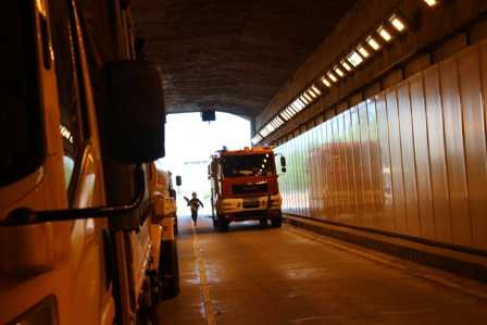 Hàng trăm người diễn tập chữa cháy, cứu nạn trong hầm sông Sài Gòn