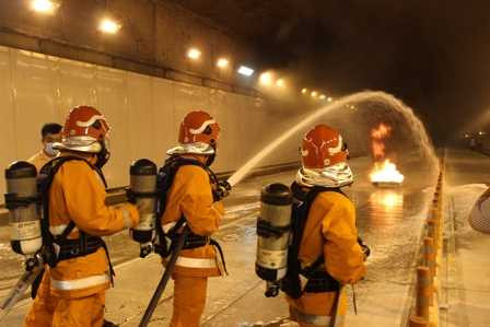 Hàng trăm người diễn tập chữa cháy, cứu nạn trong hầm sông Sài Gòn