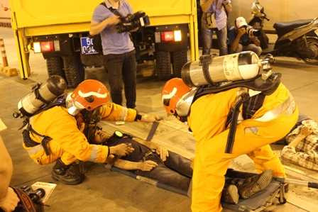 Hàng trăm người diễn tập chữa cháy, cứu nạn trong hầm sông Sài Gòn