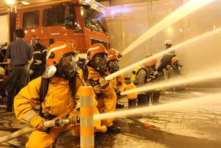 Hàng trăm người diễn tập chữa cháy, cứu nạn trong hầm sông Sài Gòn