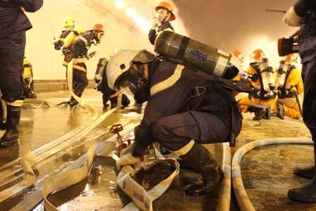 Hàng trăm người diễn tập chữa cháy, cứu nạn trong hầm sông Sài Gòn